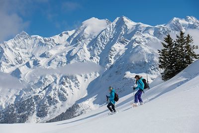 © LANSARD Gilles / Hemis.fr - Randonnée en raquettes - Les Contamines Montjoie - France Randonnée en raquettes - Les Contamines Montjoie - France