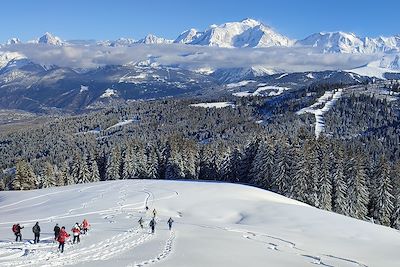 © Yoann Gautheron - Panorama avec traversée de randonneurs en raquettes - Cordon - France Panorama avec traversée de randonneurs en raquettes - Cordon - France