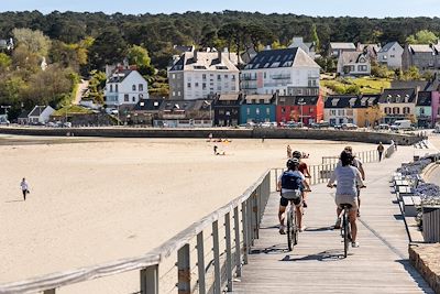 Balade en famille à vélo à Morgat - Bretagne - France