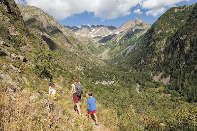 © JAYET Pierre / Hemis.fr - Randonnée en famille dans le Parc National des Écrins - France Randonnée en famille dans le Parc National des Écrins - France