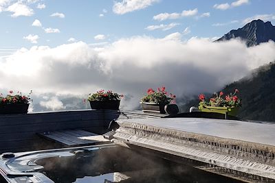 © Valérie Degan - Jacuzzi de votre hébergement à Arrens-Marsous dans les Hautes-Pyrénées - France Jacuzzi de votre hébergement à Arrens-Marsous dans les Hautes-Pyrénées - France