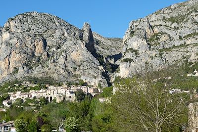 © Simon.A / CRT PACA - Village de Moustiers-Sainte-Marie - Verdon - France Village de Moustiers-Sainte-Marie - Verdon - France