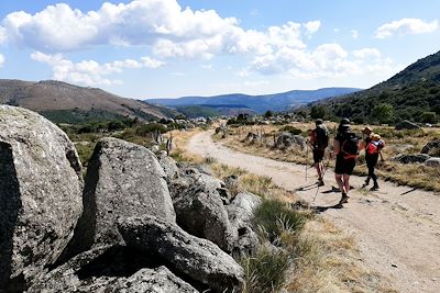 © Hugo Blondel - Randonneurs - Pont de Montvert - France  Randonneurs - Pont de Montvert - France