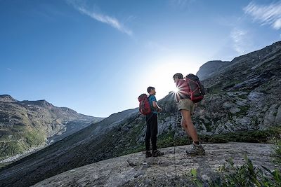 © LANSARD Gilles / Hemis.fr - Randonnée en famille - Parc national de la Vanoise - Savoie - France Randonnée en famille - Parc national de la Vanoise - Savoie - France