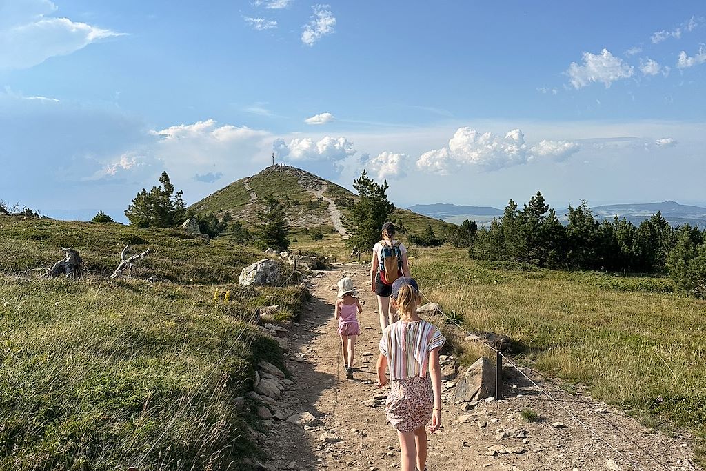 Image camp famille Puy Mary - randonnée Massif central - multi-activités Cantal