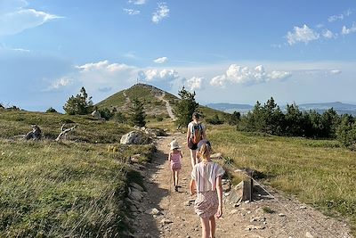 Randonnée en famille en Auvergne - France