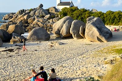 Pique-nique sur la plage de Brignogan-Plages avec en arrière plan le phare de Portusval - Finistère - Bretagne - France