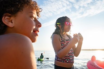 Enfants à la plage et activité kayak 