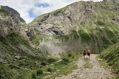 Duo de randonneurs dans les Pyrénées - France