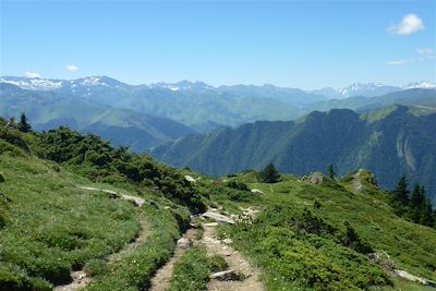 Sentier en crête près d'Artigue - France
