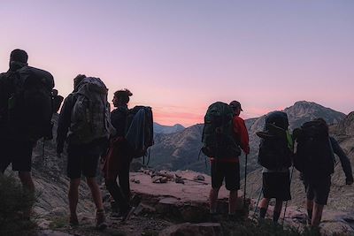 Départ du groupe au petit matin pour une étape du GR20
