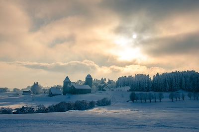 Village d'Aubrac enneigé - France