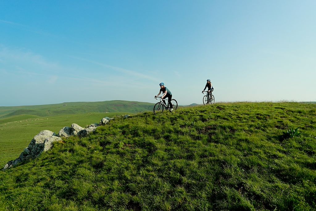 Image Auvergne à vélo - Les Monts du Cantal en gravel - Chaine des Puys à vélo