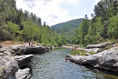Baignade dans les Cévennes - France