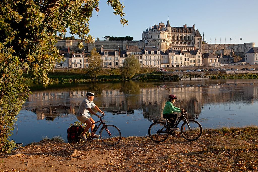 Image Château de Chambord à vélo - Itinérance à vélo au pays des châteaux - La Loire à vélo