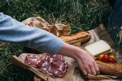 Pique-nique dans l'herbe
