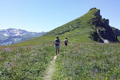 Randonneurs dans le Beaufortain - Secteur la Roche Parstire - Savoie - France