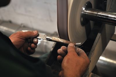 Coutellerie - Polissage d'un couteau Laguiole - Plateau de l'Aubrac - France
