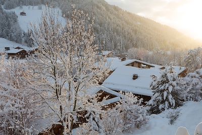 Coucher du soleil en hiver dans un petit village