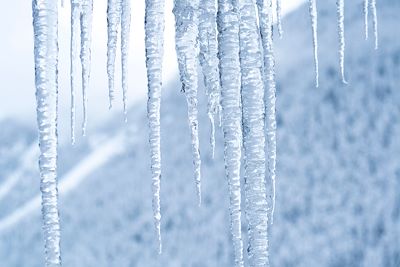 Glaçons accrochés du toit d'un chalet en hiver - France