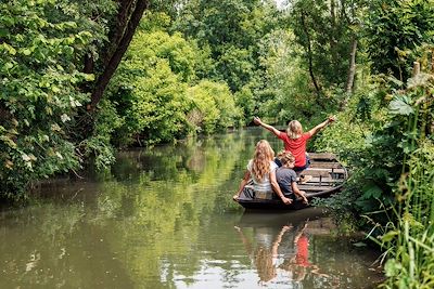 Balade en barque en famille - Marais Poitevin - France