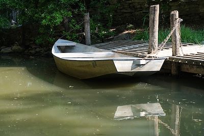 Voie verte le long du bief de la Garenne à la sortie d'Arçais, dans le marais Poitevin - Charente Maritime - France