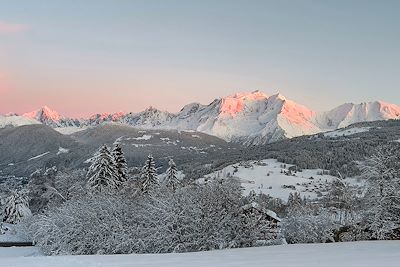Vue sur le Mont-Blanc depuis le village de Combloux - Haute-Savoie - France