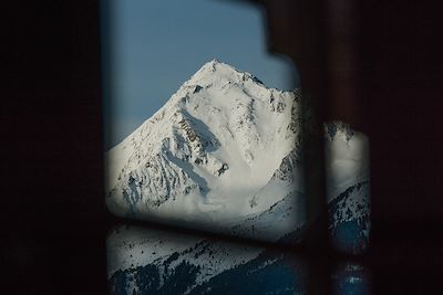 Vue à travers la fenêtre d'un chalet en hiver