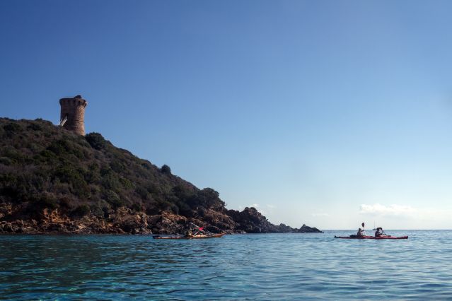 Voyage en kayak - Les criques cachées de Corse en kayak