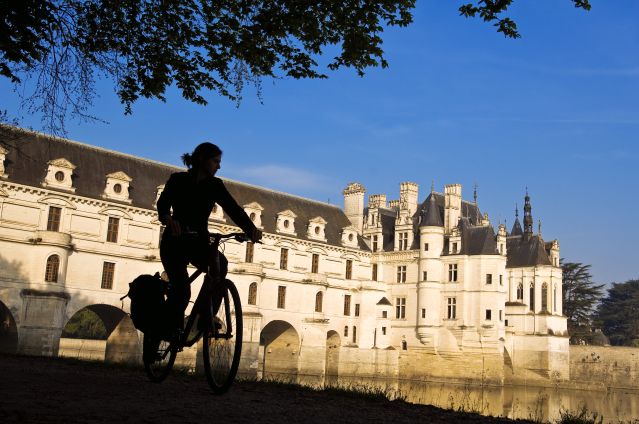 Cycliste devant le château de Chenonceau - Indre et Loire - France