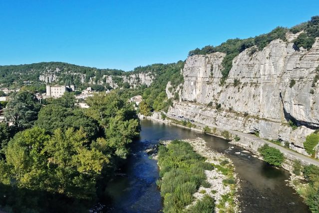 Vue sur Vogüé - L Ardèche en VTT électrique - France