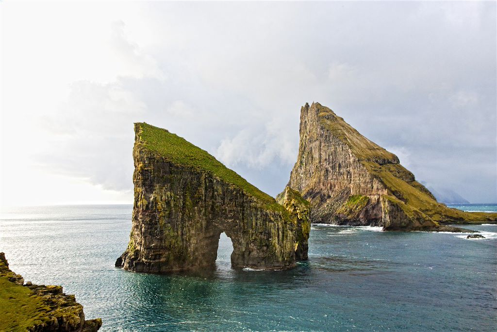 Image Découverte des Falaises Gigantesques - Voyage à travers l'Archipel des Îles Féroé Exploration des Fj
