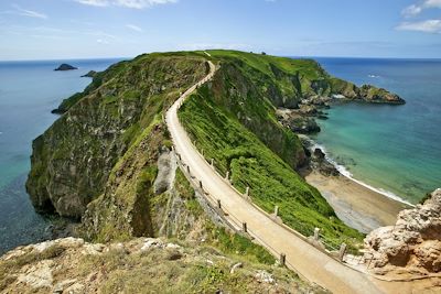 © Visit Guernsey - Ile de Sercq - La Coupée - France Ile de Sercq - La Coupée - France