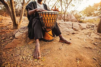© LiudmylaSupynska / iStock - Joueur de djembé - Guinée Joueur de djembé - Guinée