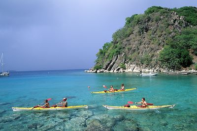 © Matthieu COLIN / hemis.fr - Kayak dans la baie des Saintes - Guadeloupe Kayak dans la baie des Saintes - Guadeloupe