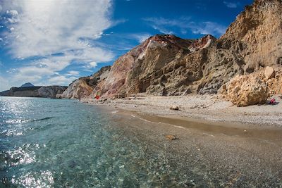 © Siete_vidas / iStock - Plage de Firiplaka - Milos - Cyclades - Grèce Plage de Firiplaka - Milos - Cyclades - Grèce
