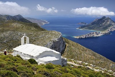 Randonneuse sur l’antique chemin muletier qui traverse l’île par les crêtes - Île d'Amorgos - Grèce