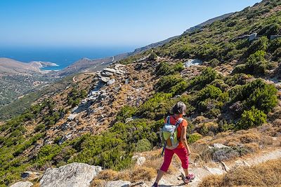 © GUIZIOU Franck / hemis.fr - Randonnée vers la plage d'Achla - Île d'Andros - Cyclades - Grèce Randonnée vers la plage d'Achla - Île d'Andros - Cyclades - Grèce
