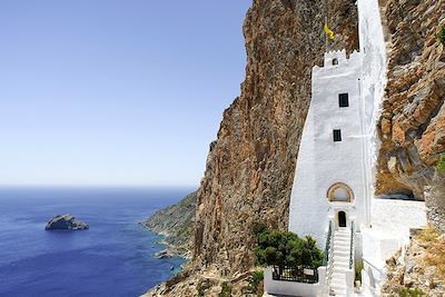© Pat on stock/stock.adobe.com - Monastère de la Panagia Chozoviotissa - Amorgos - Grèce Monastère de la Panagia Chozoviotissa - Amorgos - Grèce