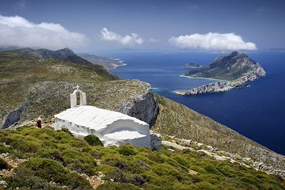 Randonneuse sur l’antique chemin muletier qui traverse l’île par les crêtes - Île d'Amorgos - Grèce