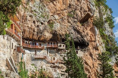 © kranidi / Adobe Stock - Monastère de Prodromos - Gorges de Lousios - Grèce Monastère de Prodromos - Gorges de Lousios - Grèce