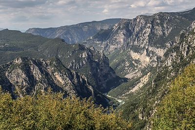 Montagne vers la rivière Kalarrytikos - Zagori - Epire - Grèce