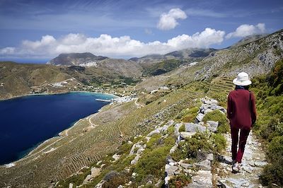 Randonneuse sur l’antique chemin muletier qui traverse l’île par les crêtes - Île d'Amorgos - Grèce