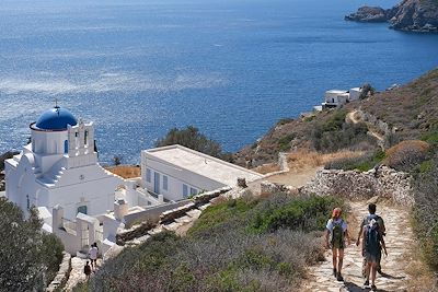 Randonneurs sur le chemin du monastère de Panagia Poulati - Kastro - Ile de Sifnos - Cyclades- Grèce
