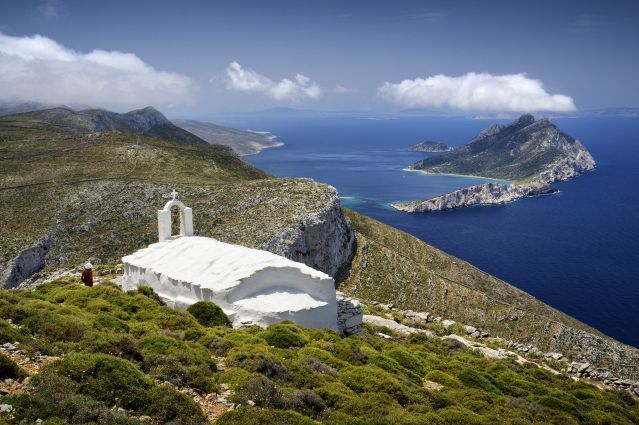 Randonneuse sur l’antique chemin muletier qui traverse l’île par les crêtes - Île d Amorgos - Grèce