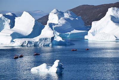 © Eric Chazal - Kayaks entre les icebergs dans la baie de Disko - Groenland Kayaks entre les icebergs dans la baie de Disko - Groenland