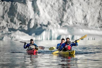 © Mads Pihl/Visit greenland - Kayaks dans la baie de Disko -Groenland Kayaks dans la baie de Disko -Groenland