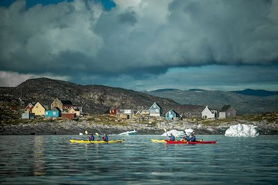 © Mads Pihl/Visit greenland - Kayaks dans la baie de Disko -Groenland Kayaks dans la baie de Disko -Groenland