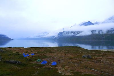 © Tasermiut - Expédition dans le fjord de Tasermiut, tentes - Virginie - Groenland Expédition dans le fjord de Tasermiut, tentes - Virginie - Groenland