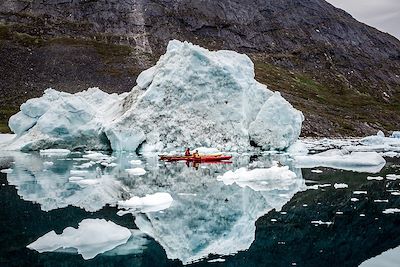 © Raven Eye Photography/VisitGreenland - Kayak dans le fjord de Nuuk - Groenland Kayak dans le fjord de Nuuk - Groenland